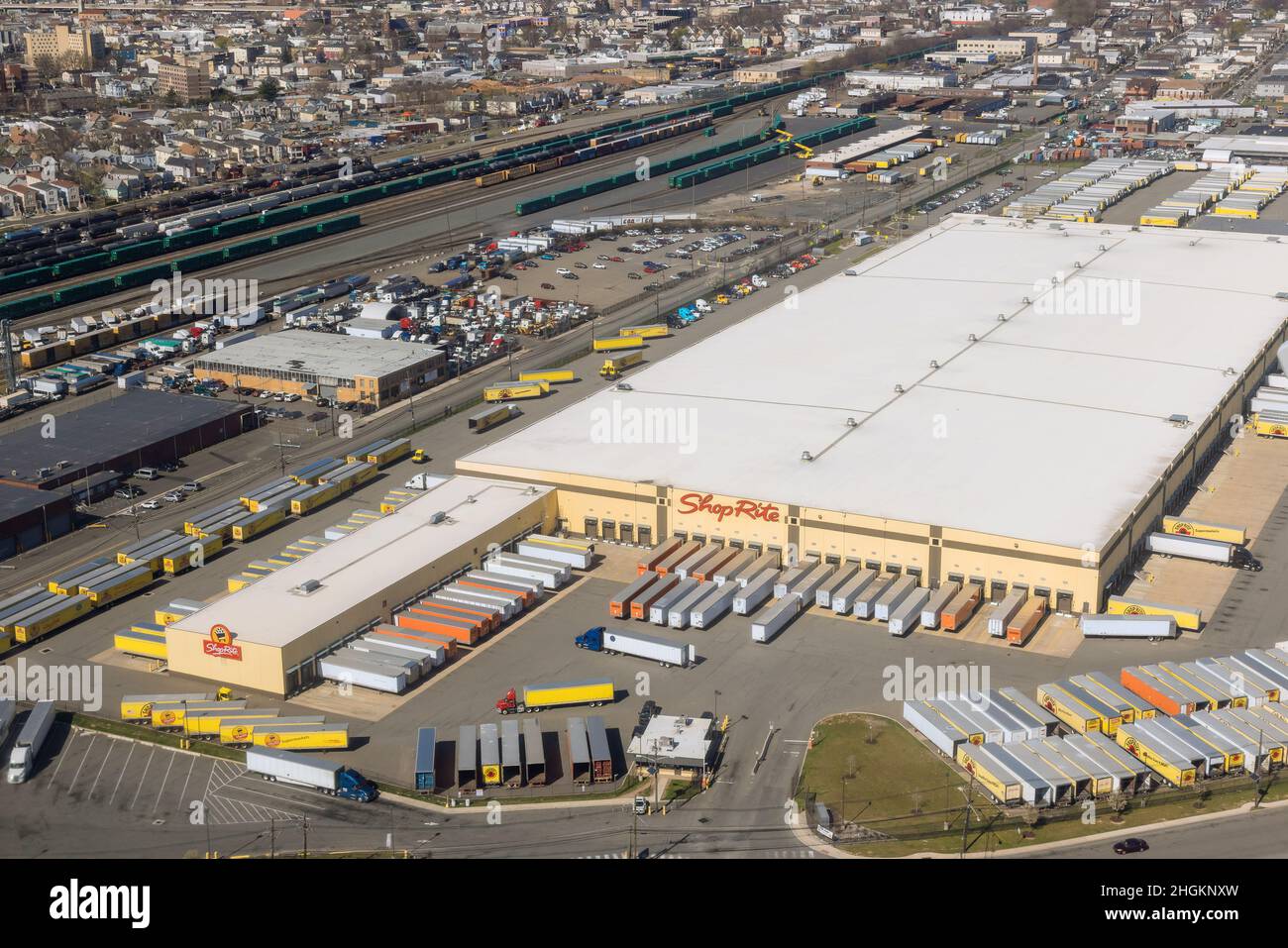03 Aprile 2021 Newark NJ USA: Magazzino ShopRite con camion in magazzino logistica fare scarico o carico di carico Foto Stock