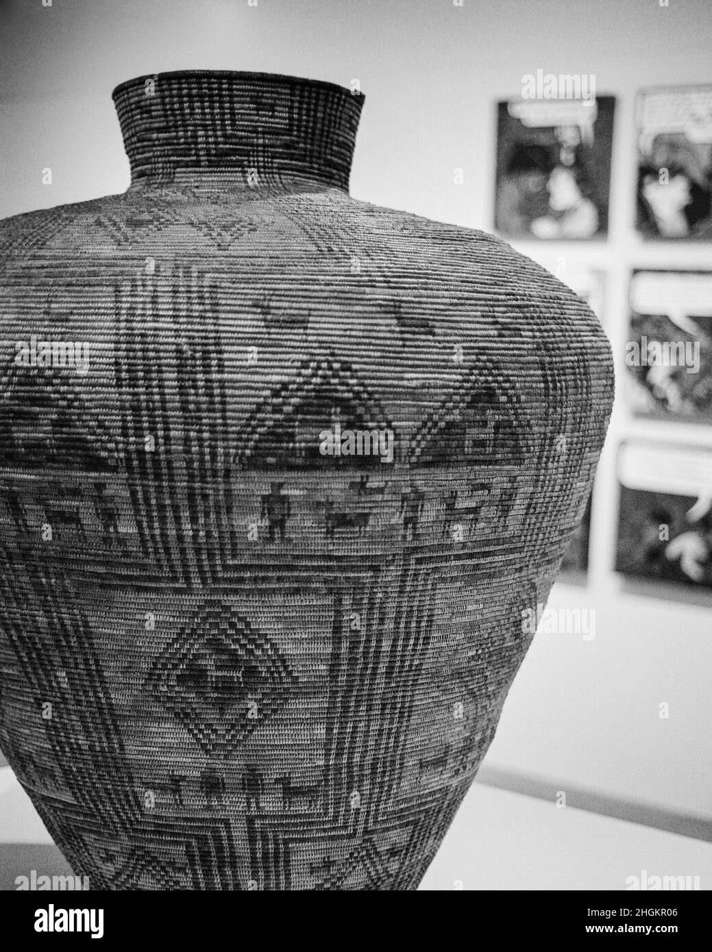 In mostra un cesto intrecciato a mano fatto da nativi americani. Fuitlands Museum, Harvard, Massachusetts. Foto Stock