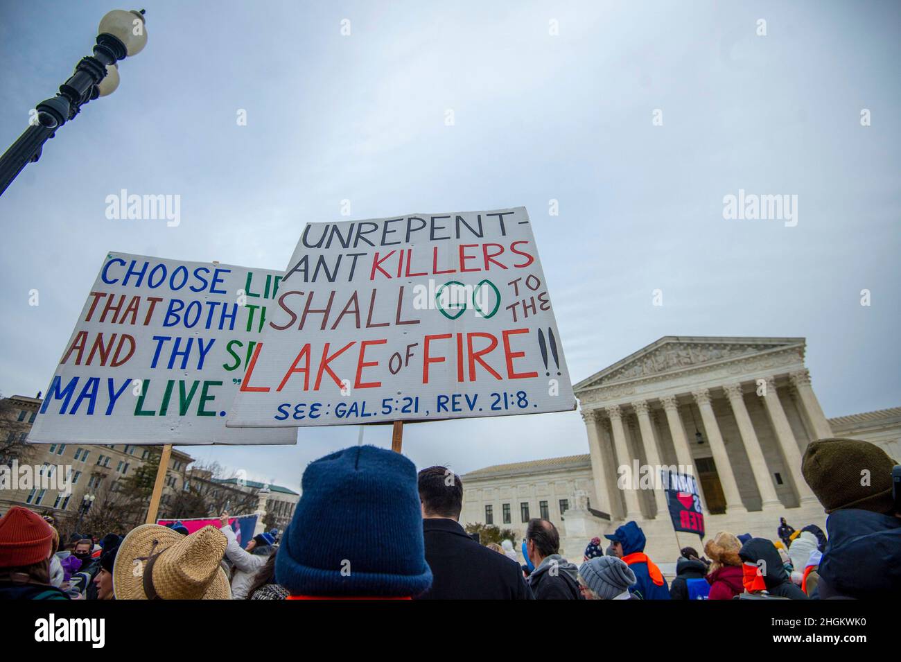 Due partecipanti al 49th Annual March for Life, un raduno che protesta la pratica e la legalità dell'aborto, hanno segni con i versetti biblici al di fuori della Corte Suprema degli Stati Uniti a Washington DC il 21 gennaio 2022. Credito: Bonnie Cash/CNP/MediaPunch Foto Stock