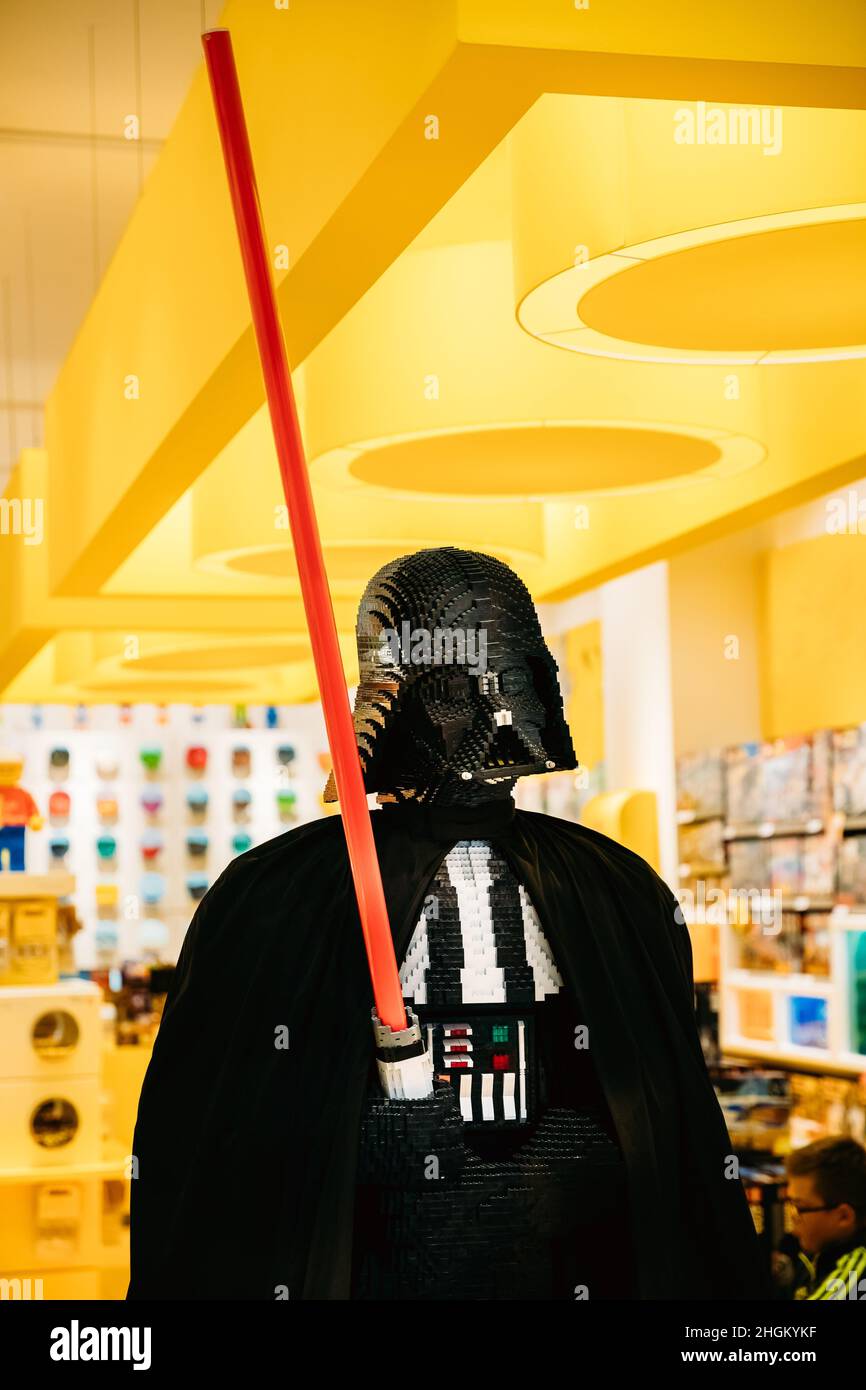 Statua di Darth Vader di Star Wars assemblata da Lego in Lego Store Foto Stock