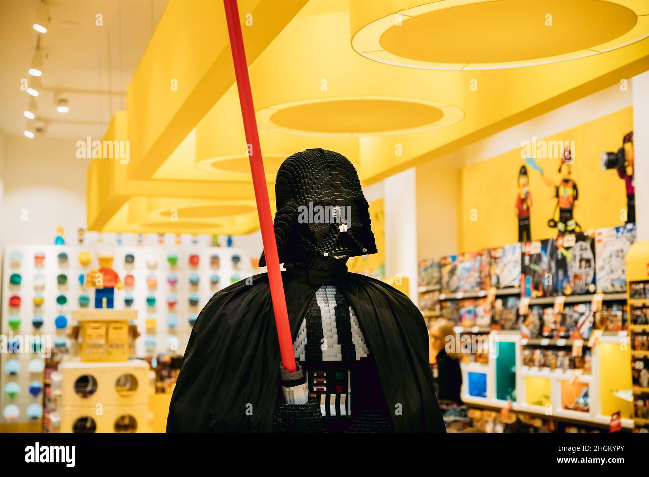 Statua di Darth Vader di Star Wars assemblata da Lego in Lego Store Foto Stock