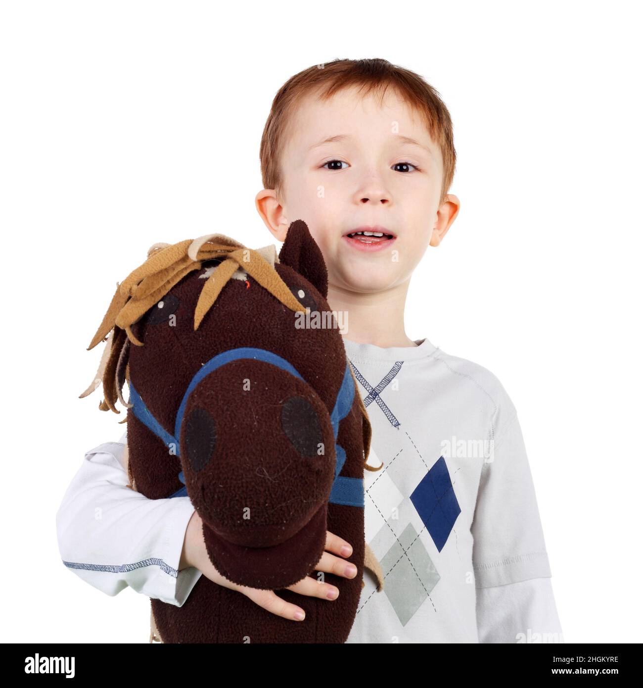carino bambino piccolo con il cavallo giocattolo peluche Foto Stock