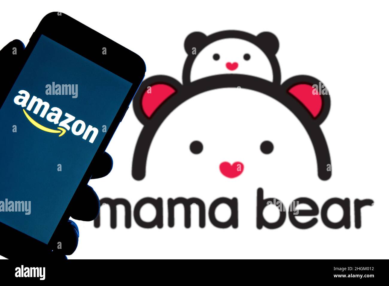 In questa illustrazione della foto viene visualizzato un logo Amazon su uno  smartphone con sullo sfondo il logo Mama Bear, un marchio Amazon Foto stock  - Alamy