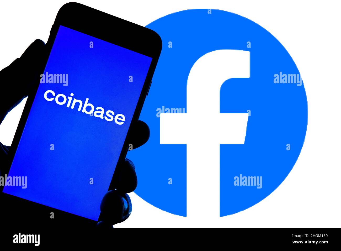 Spagna. 12th Jan 2022. In questa foto è mostrato un logo Coinbase visualizzato su uno smartphone con un logo Facebook sullo sfondo. (Credit Image: © Thiago Prudencio/SOPA Images via ZUMA Press Wire) Foto Stock