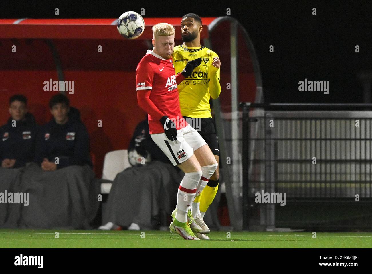 Wijdewormer, Paesi Bassi. 21st Jan 2022. WIJDEWORMER, OLANDA - GENNAIO 21: Mexx Meerdink di AZ U23, Kristopher da Graca di VVV Venlo durante l'olandese Keukenkampioendivisie match tra Jong AZ e VV Venlo all'AFAS Trainingscomplex il 21 Gennaio 2022 a Wijdewormer, Olanda (Foto di Patrick Goosen/Orange Pictures) Notizie dal vivo: Alamy BV Foto Stock