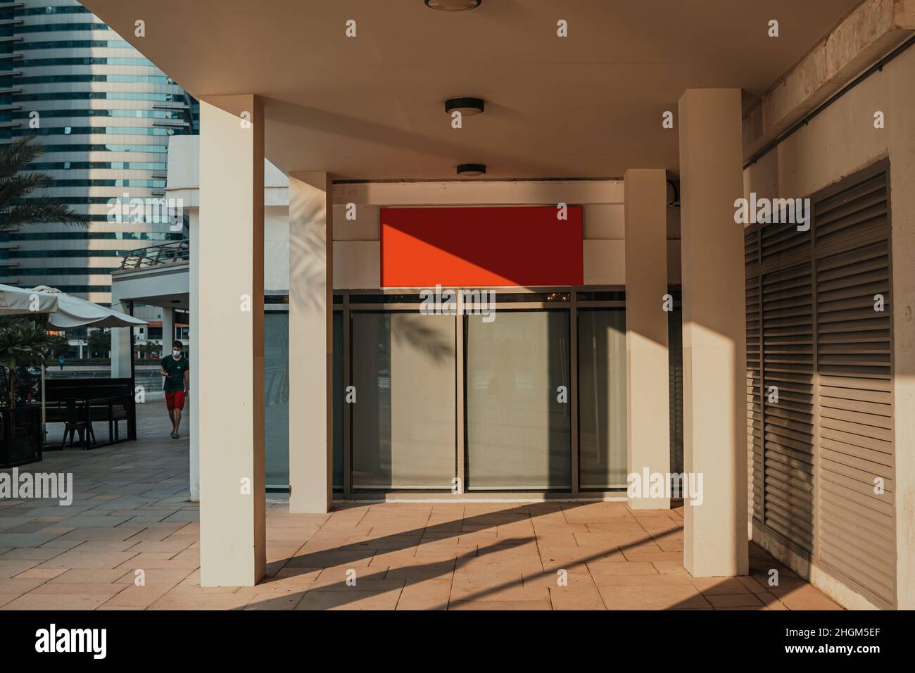 Cartello vuoto lightbox appeso all'aperto sulla strada Foto Stock