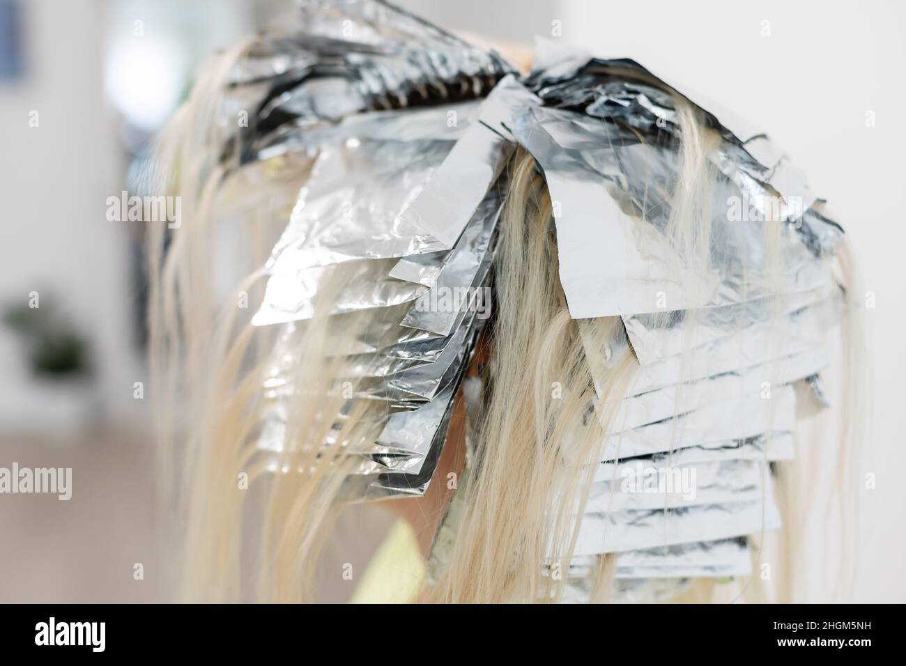 donne che hanno i capelli stoliti in un salone di bellezza Foto Stock