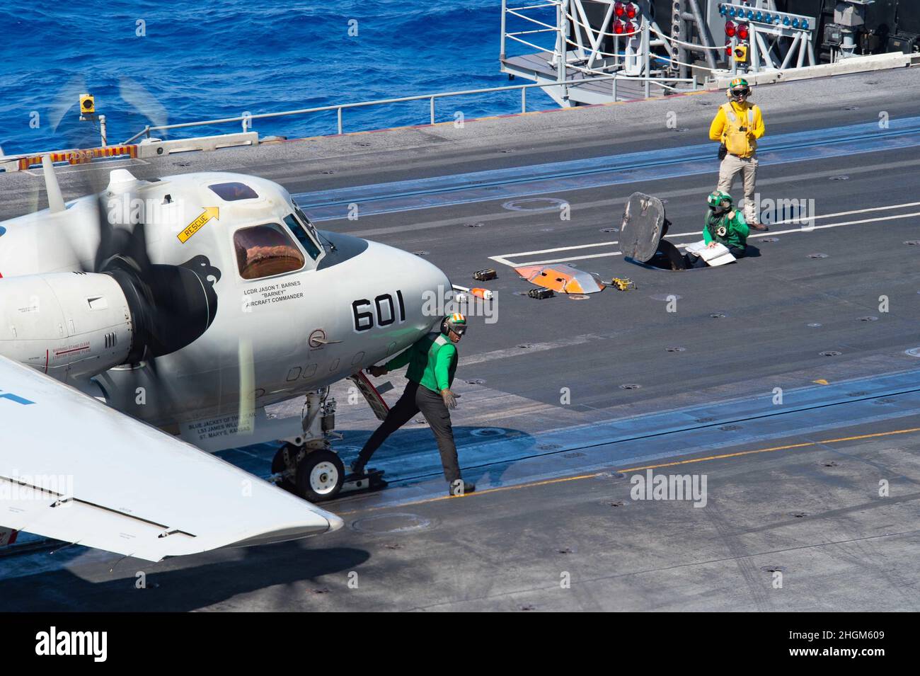 220120-N-PQ495-1044 MAR DELLE FILIPPINE (GEN. 20, 2022) i marinai preparano un e-2 D Advanced Hawkeye, assegnato alle “Black Eagles” della Carrier Airborne Early Warning Squadron (VAW) 113, per lanciare il ponte di volo della portaerei di classe Nimitz USS Carl Vinson (CVN 70), 20 gennaio 2022. Operando come parte della U.S. Pacific Fleet, la USS Carl Vinson sta conducendo corsi di formazione per preservare e proteggere una regione indopacifica libera e aperta. (STATI UNITI Foto della Marina di Seaman Larissa T. Dougherty) Foto Stock