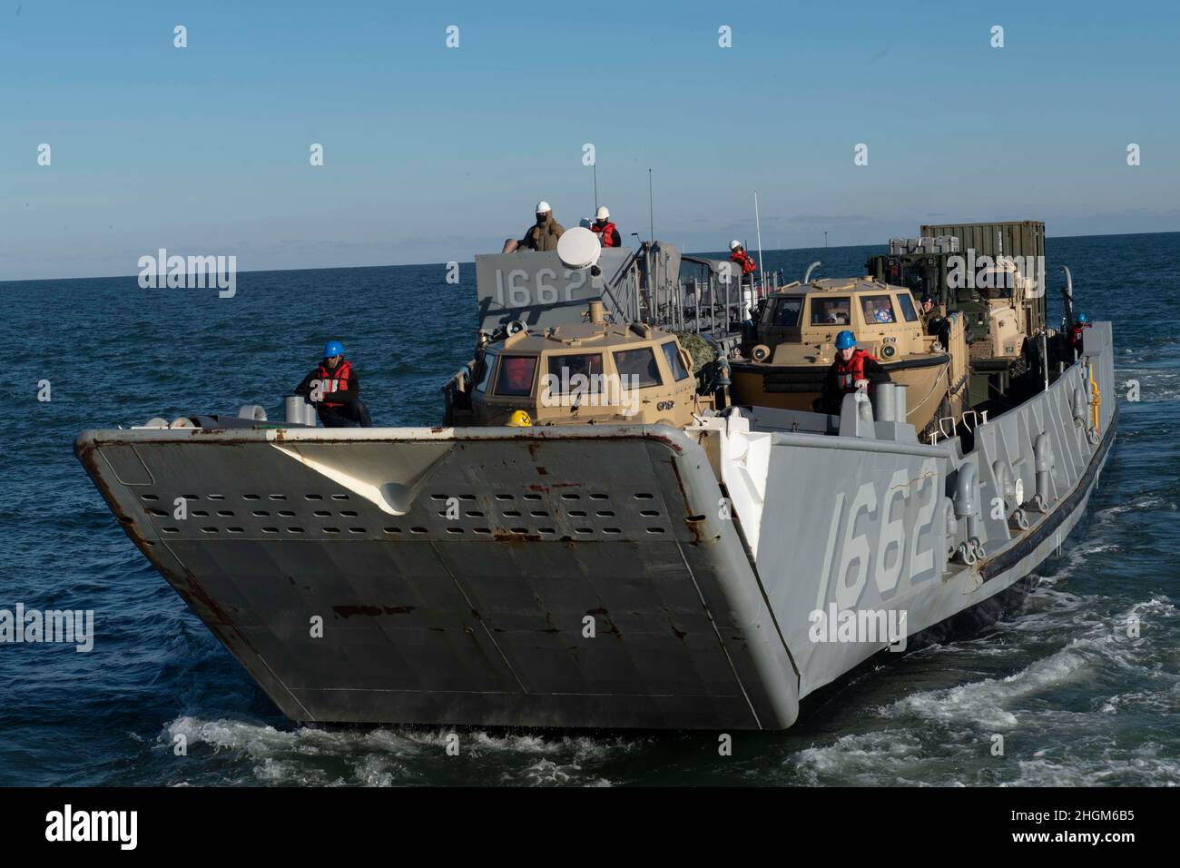 220118-N-PS818-1187 OCEANO ATLANTICO (GEN. 18, 2021) Un'imbarcazione di utilità di Landing Craft si carica sulla nave di sbarco di classe Whidbey Island USS Gunston Hall (LSD 44), 18 gennaio 2021. Il gruppo di pronto anfibio Kearsarge (ARG) e l'unità di spedizione marina 22nd (MEU) stanno conducendo un'unità di addestramento composita (COMPTUEX). COMPTUEX è l'esercizio finale di pre-implementazione che certifica la capacità di Kearsarge ARG e 22nd MEU di condurre operazioni militari attraverso una pianificazione congiunta, ed eseguire scenari difficili e realistici. (STATI UNITI Foto della Marina di Seaman Keith Nowak, specialista della comunicazione di massa) Foto Stock