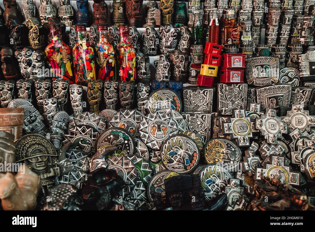 Ceramica Artesanal in un negozio locale di articoli da regalo a la Paz, Bolivia Foto Stock