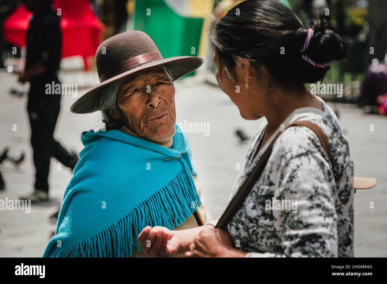 Due donne locali boliviane in conversazione sulla strada a la Paz, Bolivia Foto Stock