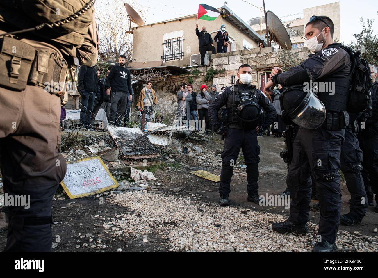 Gerusalemme, Israele. 21st Jan 2022. Scontri tra la polizia israeliana e la protesta settimanale palestinese di solidarietà ebraica a Sheikh Jarrah, a seguito dello sfratto della famiglia Sahlhiya questa settimana. Poche ore prima della protesta è stato recintato il vuoto di fronte alla casa di famiglia di Salem, che ha ricevuto un mandato di sfratto a dicembre. Gli attivisti avevano spezzato la recinzione nel lotto vuoto recintato, mentre le forze di polizia li hanno allontanati. Alla fine, i manifestanti hanno visitato la casa di Sahlhiya demolita. Sheikh Jarrah, Israele. 21th Jan 2022.(Photo by Matan Golan/Alamy Live News) Credit: Matan Golan/ Foto Stock