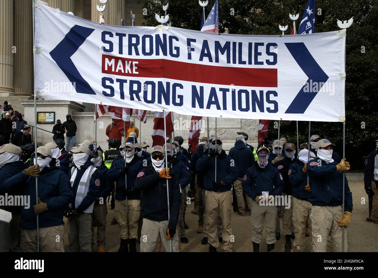 Washington DC, Stati Uniti. 21st Jan 2022. I membri del fronte Patriot detengono bandiere, scudi e una bandiera “le famiglie forti fanno Nazioni forti” durante una manifestazione il 21 gennaio 2022 a Washington, DC USA. Il gruppo di nazionalisti bianchi forma una coalizione di un più ampio movimento di alt-right negli Stati Uniti. I membri mantengono una “estetica americana” con la cultura tradizionale americana, il patriottismo e gli ampi valori nazionali per promuovere la loro ideologia. (Foto di John Lamparski/Sipa USA) Credit: Sipa USA/Alamy Live News Foto Stock