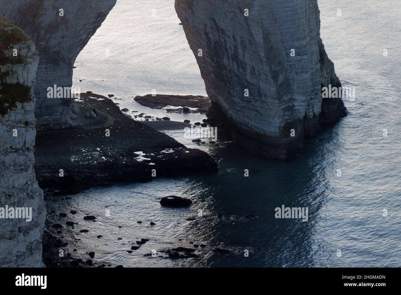 Etretat, Francia. 21 Dic, 2021.Etretat, la scogliera dell'Amont a Etretat, Francia Foto Stock