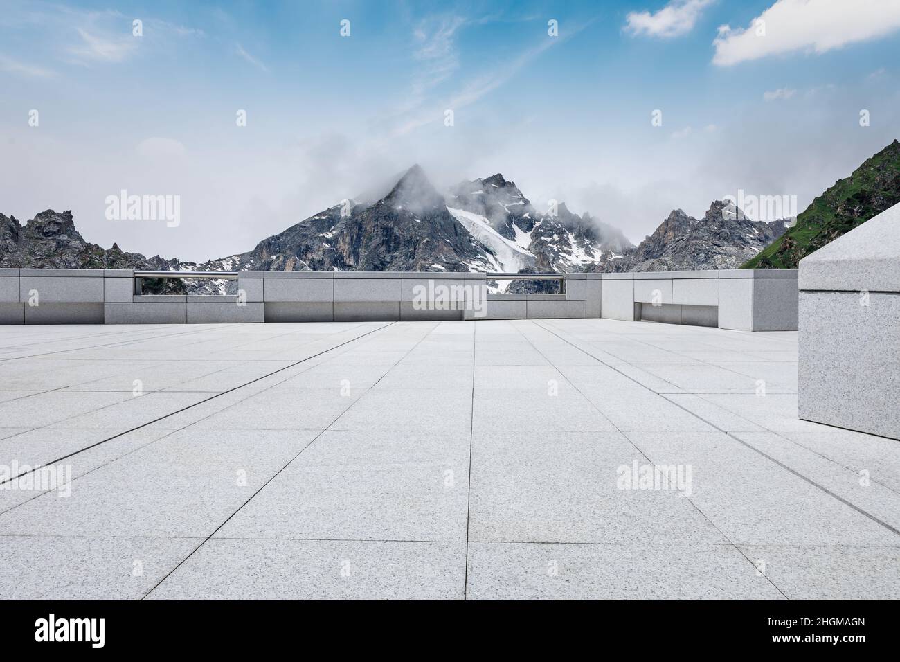Pavimento quadrato vuoto e sfondo di montagna neve. Foto Stock