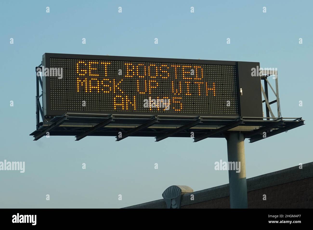 Una bacheca di Caltrans con il messaggio di servizio pubblico sul coronavirus COVID-19 sull'autostrada Interstate 5 con le parole "Get Boosted. Mascherare con N95,' per promuovere vaccinazioni di richiamo e maschera facciale indossando in mezzo all'ondata della variante omicron, mercoledì 19 gennaio 2022, a Norwalk, calib. Foto Stock