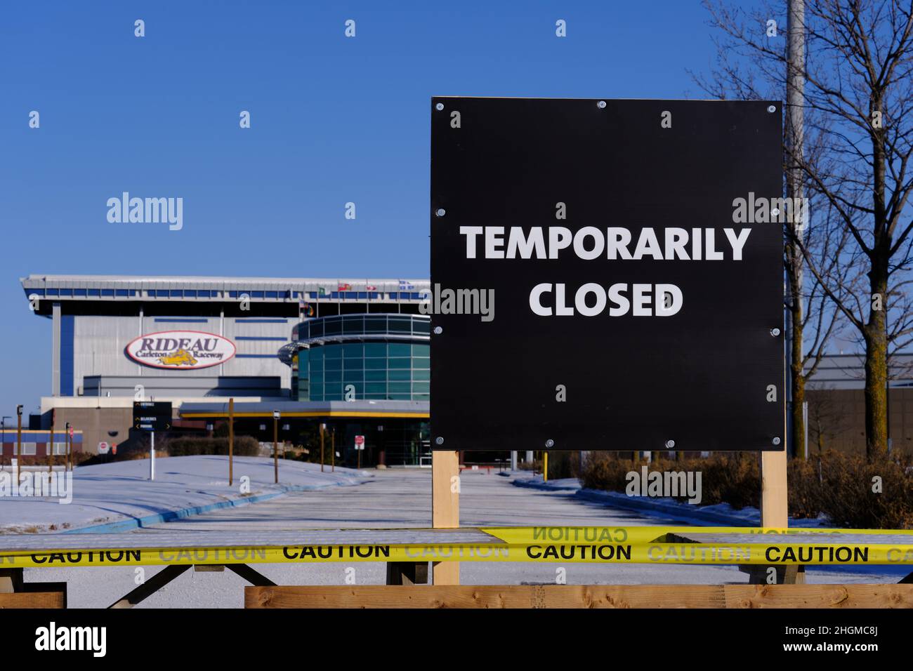 Ottawa, Ontario, Canada - 15 gennaio 2022: Un cartello postato all'ingresso bloccato del Rideau Carleton Raceway Casino dice 'temporaneamente chiuso' dur Foto Stock