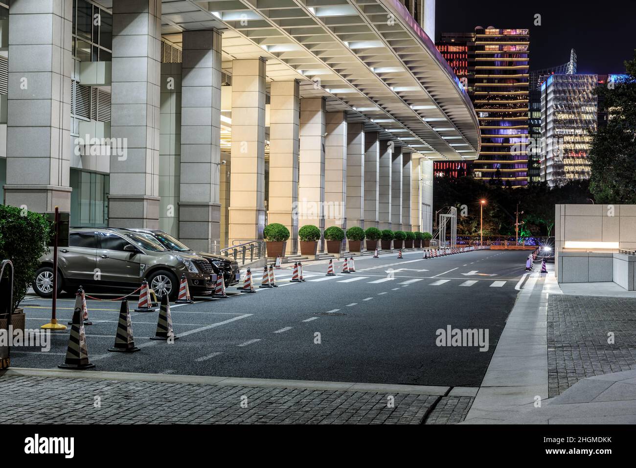 Strada asfaltata e moderno paesaggio di edifici commerciali a Shanghai, Cina. Foto Stock