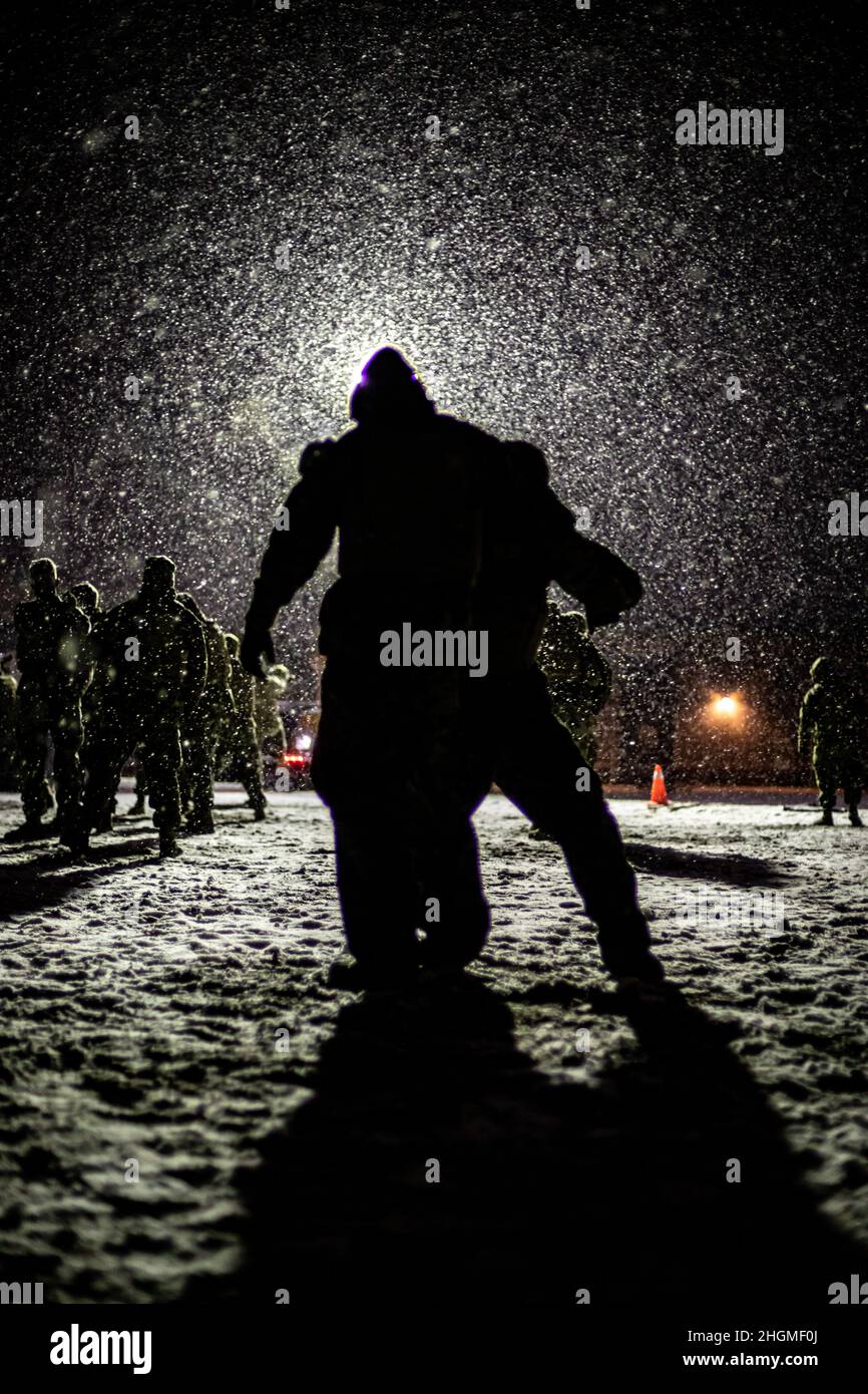 I Marines con il 23rd Marine Regiment, 4th Marine Division, eseguono una tecnica di controtendenza durante una classe Marine Corps Martial Arts Program (MCMP) a Fort Pickett, Virginia, il 21 gennaio 2022. Il Dipartimento della Difesa, attraverso il comando del Nord degli Stati Uniti, e a sostegno del Dipartimento della sicurezza interna, sta fornendo trasporto, alloggio temporaneo, screening medico, e supporto generale per almeno 50.000 sfollati afghani in strutture adeguate, in strutture permanenti o temporanee, il più rapidamente possibile. Questa iniziativa fornisce al personale afghano un sostegno essenziale in luoghi sicuri Foto Stock
