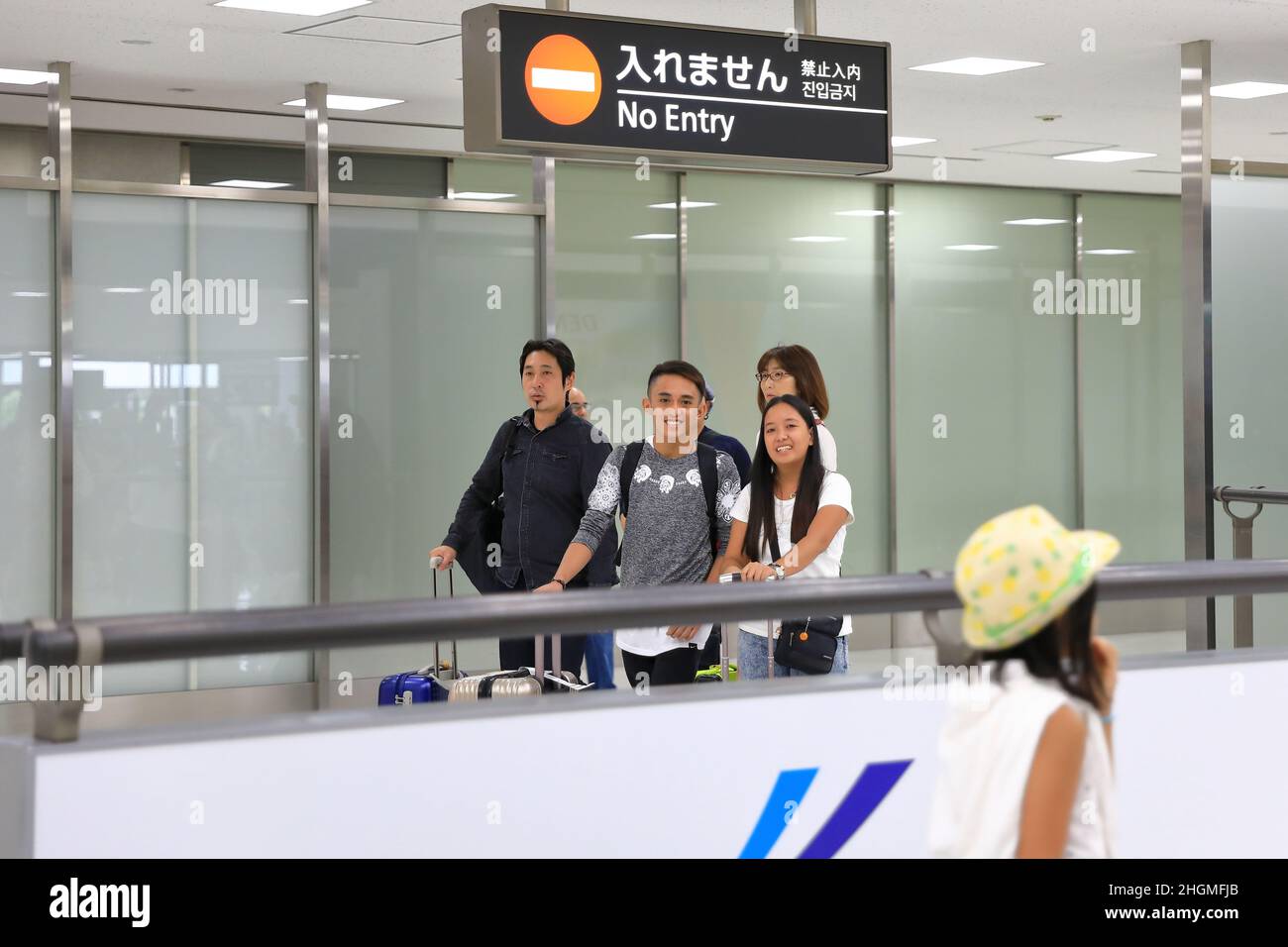 Stranieri e giapponesi arrivano all'aeroporto Narita il 20,2017 agosto Foto Stock