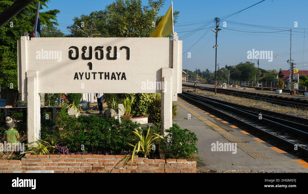 Il segno di Ayutthaya alla stazione ferroviaria, Thailandia Foto Stock