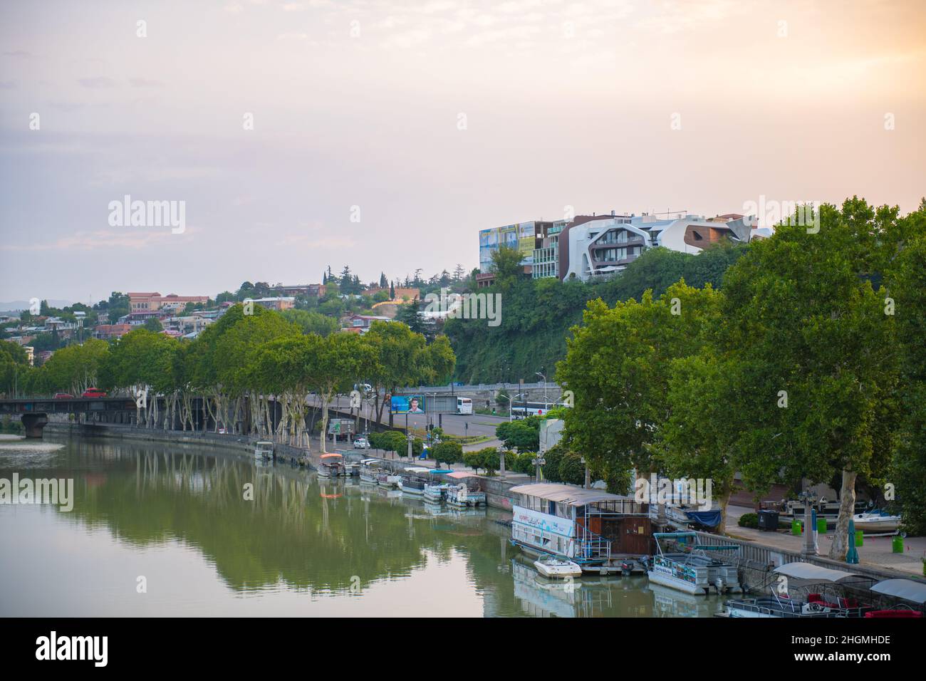 vista dal ponte al fiume con barche Foto Stock