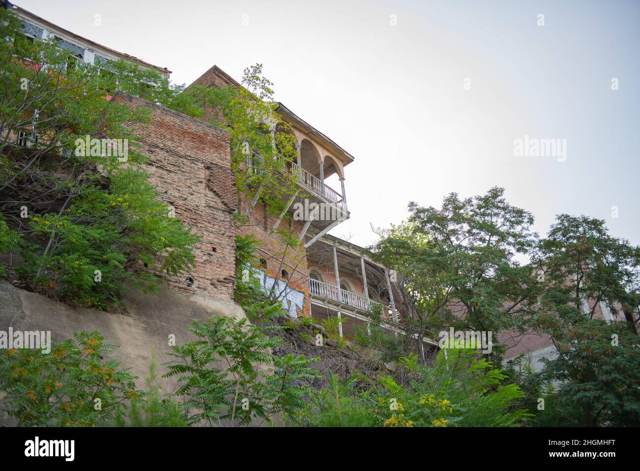 Casa con balconi su una roccia a Tbilisi Foto Stock