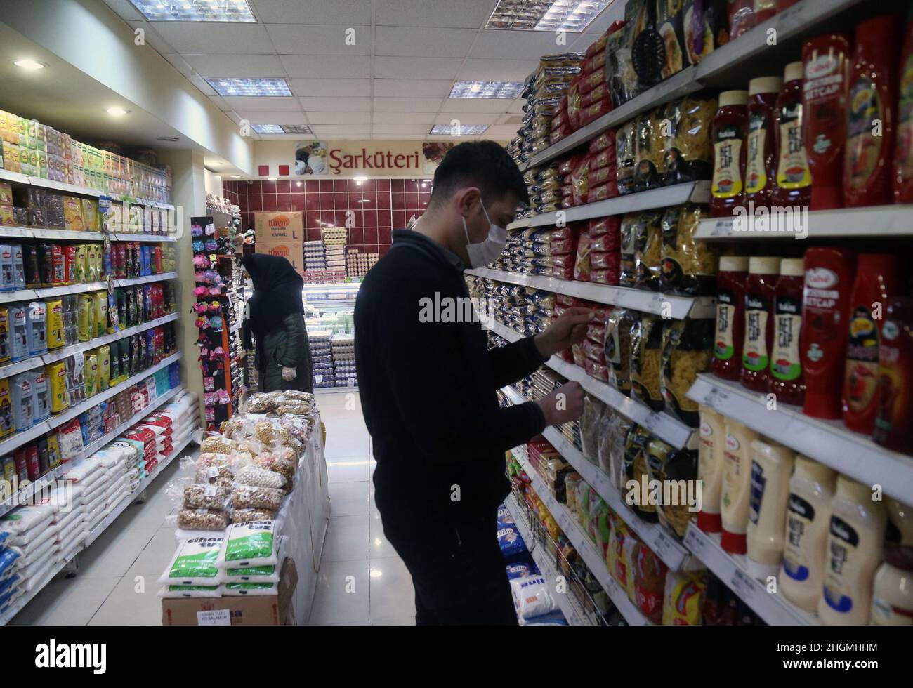 Ankara, Turchia. 21st Jan 2022. La gente acquista in un supermercato ad Ankara, Turchia, 21 gennaio 2022. Il Comitato di politica monetaria (MPC) della banca centrale turca ha deciso di mantenere il tasso di politica (una settimana di repo) al 14 per cento nella sua prima riunione del 2022 nella capitale Ankara. Credit: Mustafa Kaya/Xinhua/Alamy Live News Foto Stock