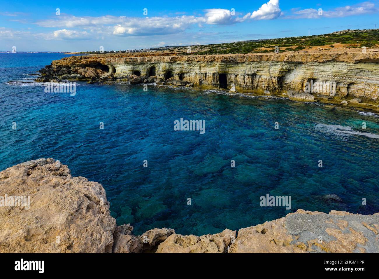 Grotte marine vicino Capo Greko, Cipro orientale, Cipro, Mar Mediterraneo in inverno Foto Stock