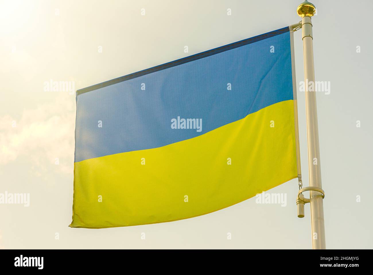 La bandiera dell'Ucraina è una bandiera di due bande orizzontali di dimensioni uguali di blu e giallo Foto Stock