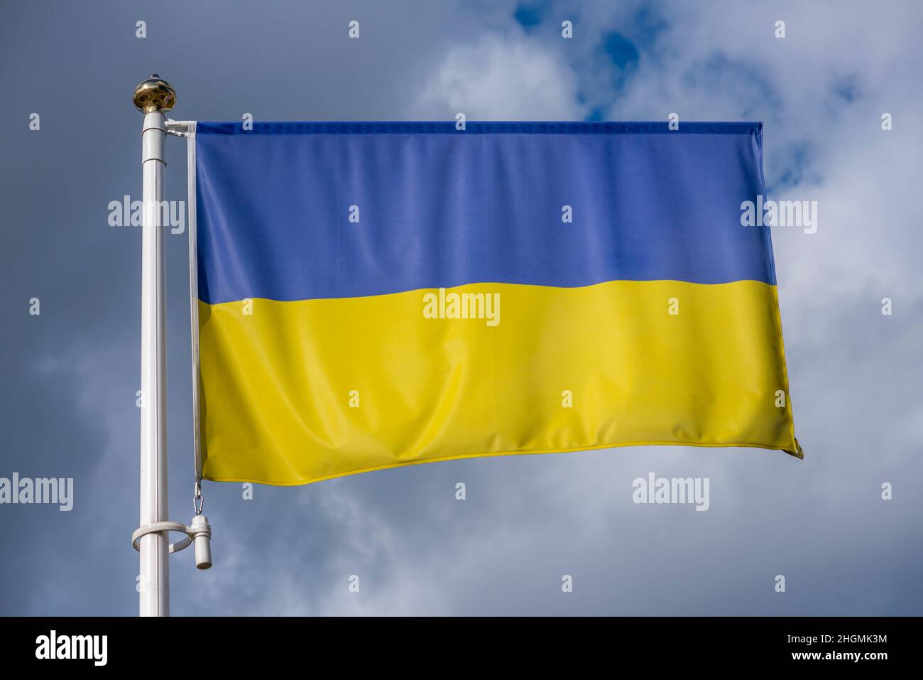 La bandiera dell'Ucraina è una bandiera di due bande orizzontali di dimensioni uguali di blu e giallo Foto Stock