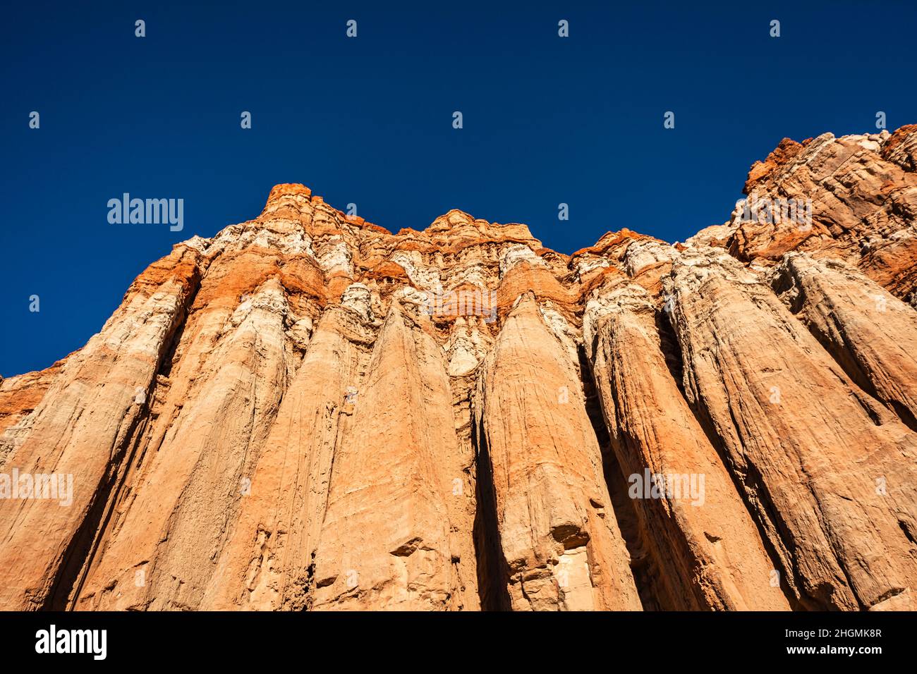 Paesaggio con scogliere di roccia rossa, e deserto di pietra vicino a Mojave, California, nella parte occidentale degli Stati Uniti Foto Stock