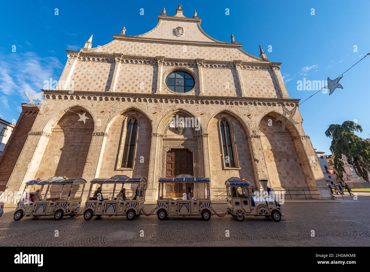 Vicenza. Facciata principale della Cattedrale di Santa Maria Annunziata in stile gotico rinascimentale, VIII secolo, architetto Andrea Palladio, Veneto, Italia. Foto Stock