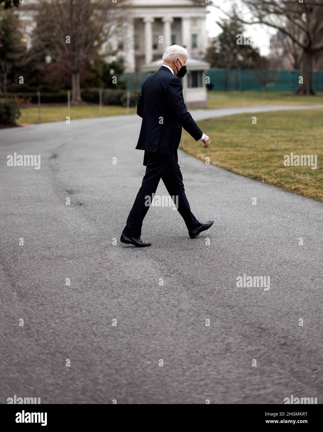 Washington DC, Stati Uniti. 22nd Jan 2022. Il presidente degli Stati Uniti Joe Biden esce dal Portico Sud della Casa Bianca a Washington, DC, 21 gennaio 2022. Decine di membri del Congresso degli Stati Uniti Giovedi ha inviato una lettera al presidente degli Stati Uniti Joe Biden, chiedendo la revisione e la revisione della politica antiterrorismo esistente, che ha ucciso civili innocenti e eroso lo stato di diritto e l'immagine degli Stati Uniti all'estero. Credit: Ting Shen/Xinhua/Alamy Live News Foto Stock