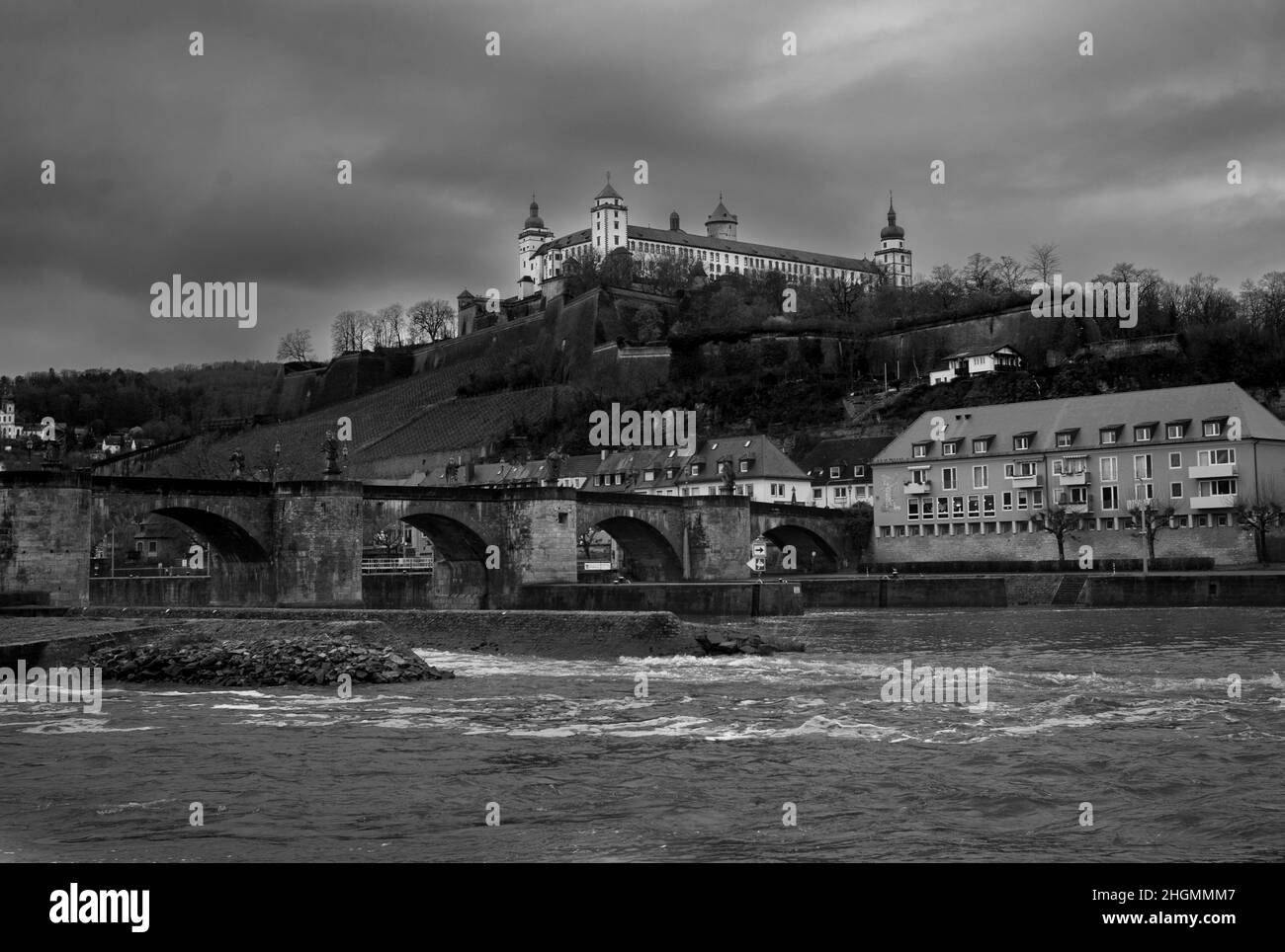 Marienberg Fortezza e Vecchio Ponte principale paesaggio urbano a Wurzburg, Germania in bianco e nero monocromatico Foto Stock