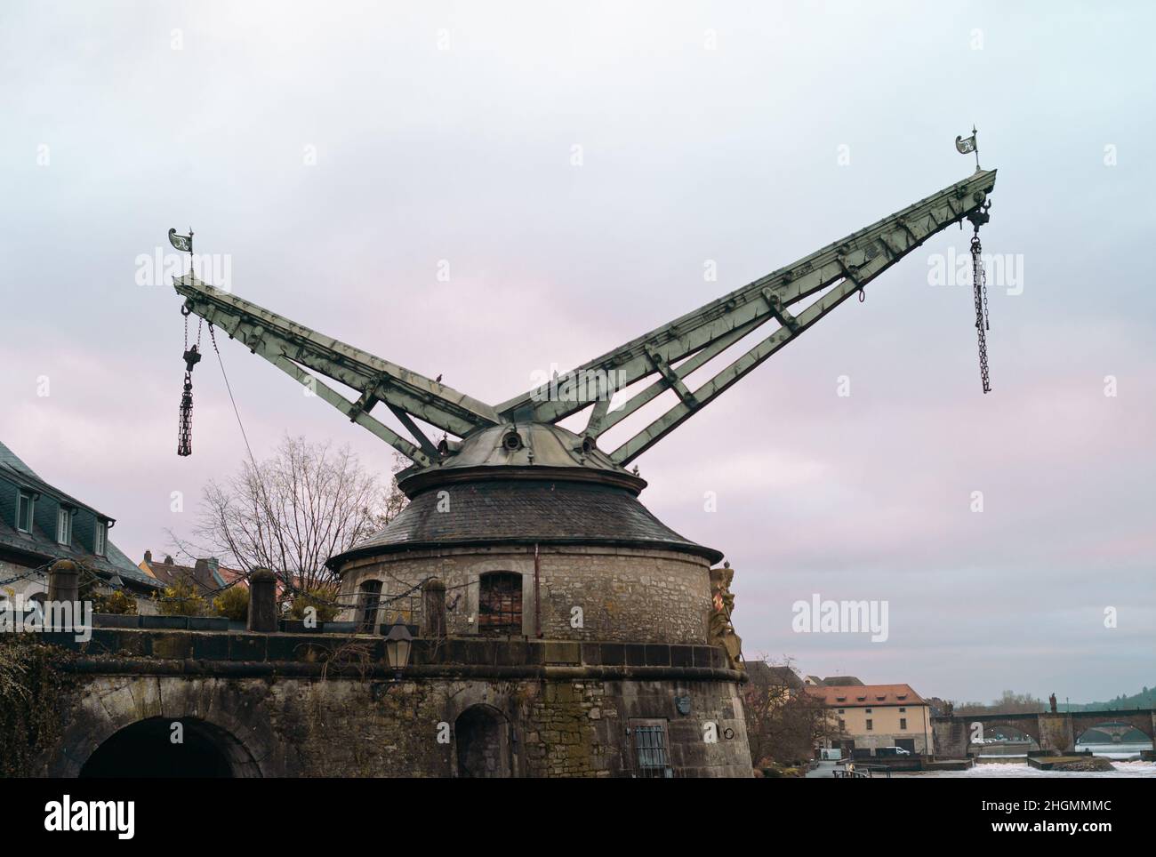 Alter Kranen Old Crane sul fiume meno a Wurzburg, Germania Foto Stock