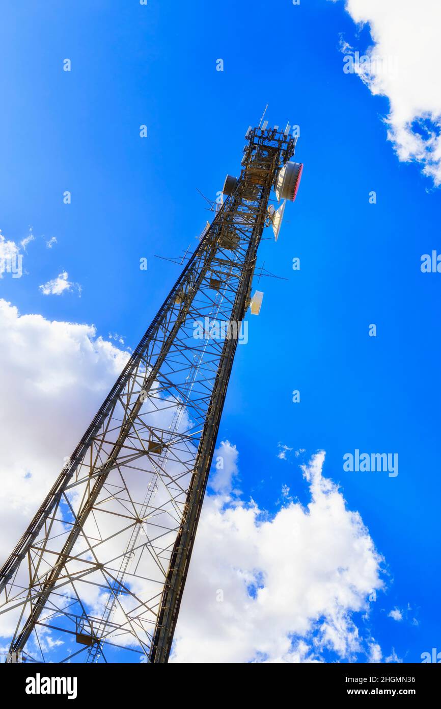 Torre di trasmissione per telecomunicazioni mobili generiche in remoto entroterra australiano contro il cielo blu Foto Stock