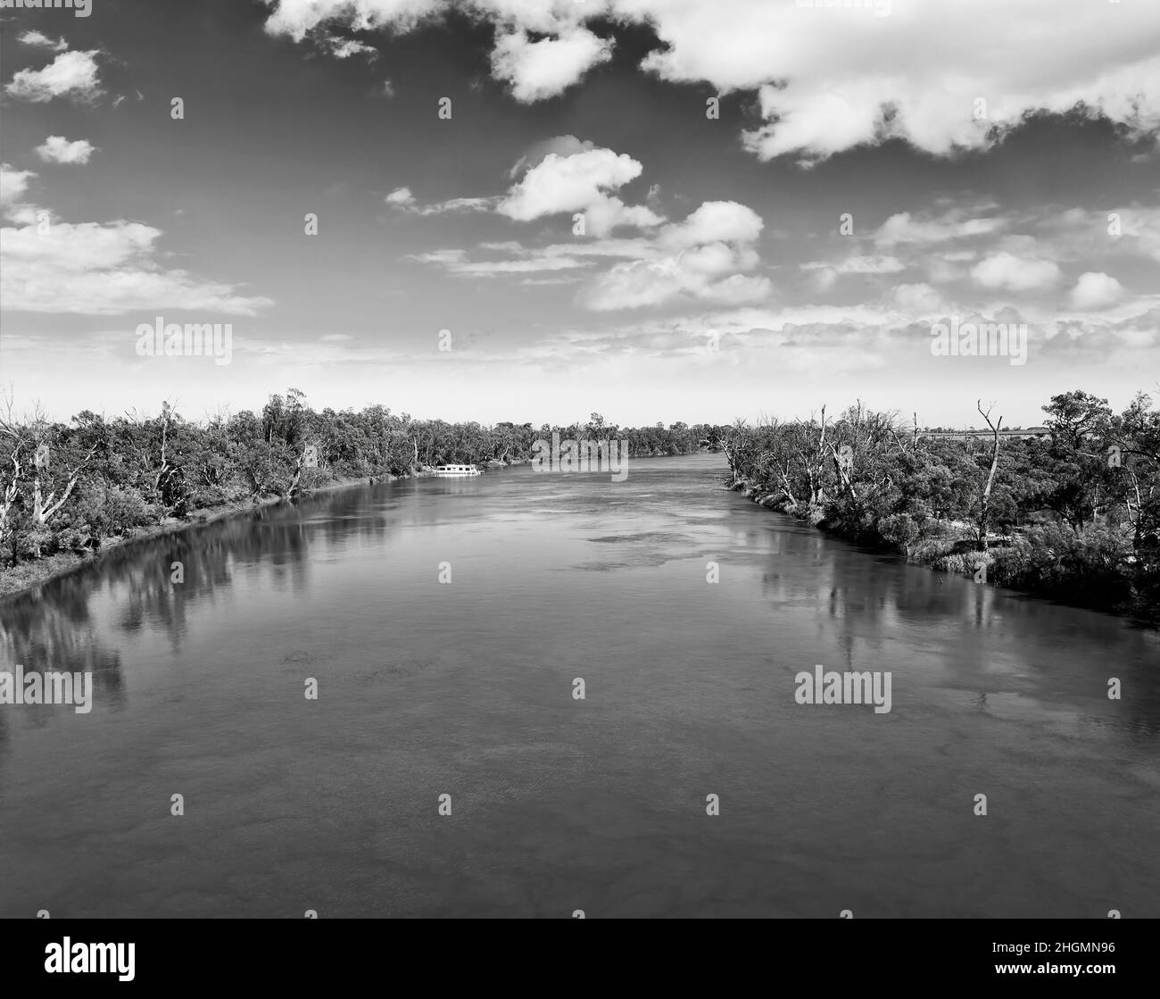 Paesaggio a contrasto di carattere del fiume Murray sulle pianure australiane di Riverina - vista aerea lungo il torrente in BW. Foto Stock