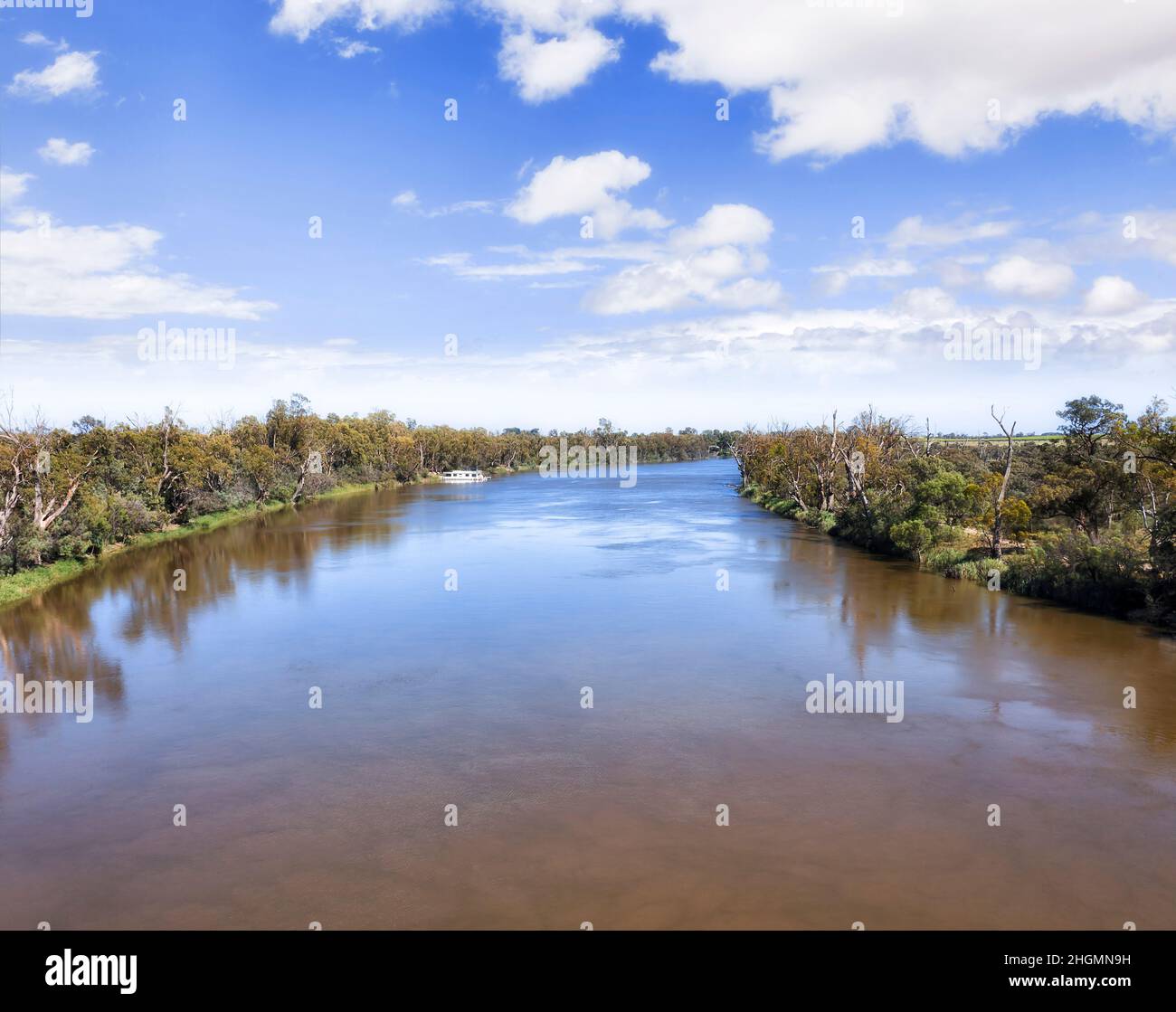 Ampio e possente fiume Murray sulle pianure australiane in Riverina - vista aerea paesaggio lungo il fiume. Foto Stock