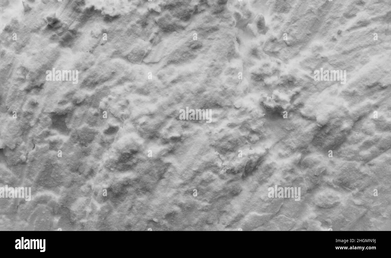 Muro di neve. Superficie nevosa, sfondo invernale. La consistenza della neve rimossa con un secchio. Rimozione della neve compressa Foto Stock