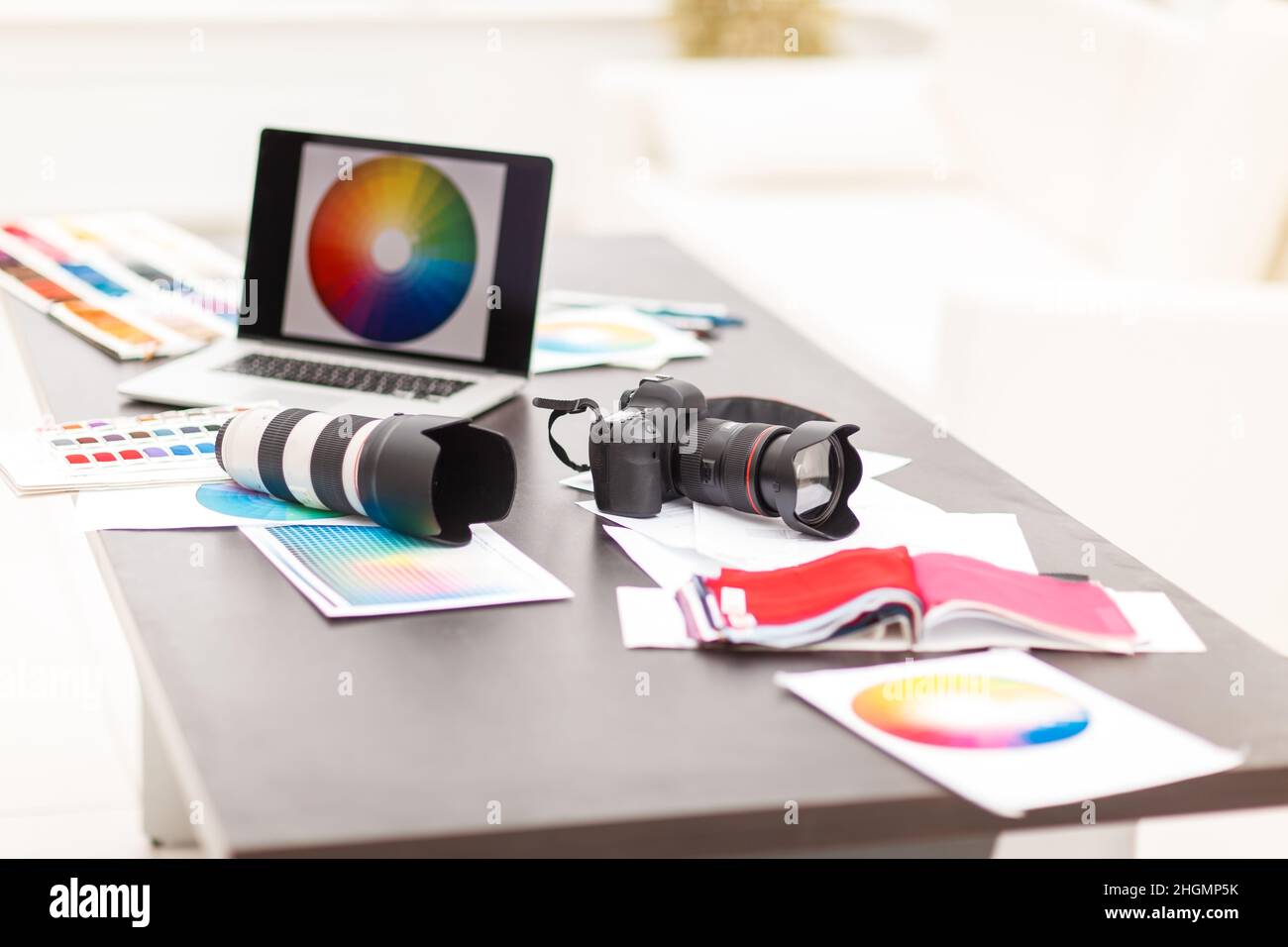 Luogo di lavoro di abiti firmati con i campioni di tessuto Foto Stock