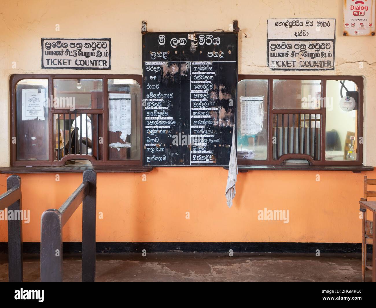 Biglietteria alla stazione ferroviaria di Kollupiitiya a Colombo, Sri Lanka. La stazione è una delle stazioni ferroviarie più trafficate della linea costiera si Foto Stock