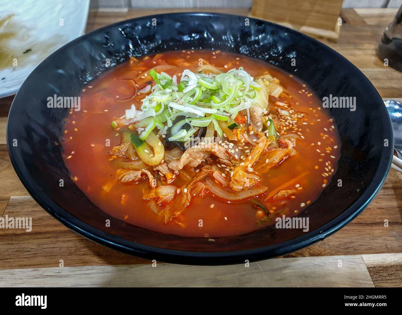 Jjamppong, una zuppa di noodle cinese coreana con brodo rosso piccante a base di maiale aromatizzato con polvere di peperoncino. Foto Stock