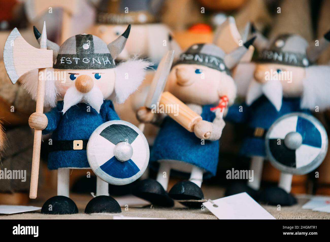 Popuar souvenir etnico Folk Nazionale in legno Vichingo giocattoli presso il mercato estone europeo. Souvenir popolari da Tallinn, Estonia Foto Stock