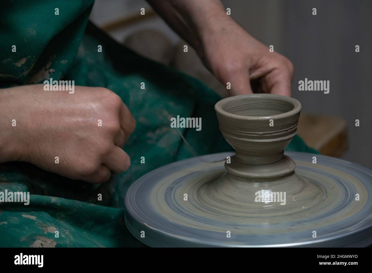 Mani di mestiere che fanno un vaso di creta. Mani degli uomini. Potter al lavoro. Creazione di piatti. Creazione. Vasaio di lavoro Foto Stock