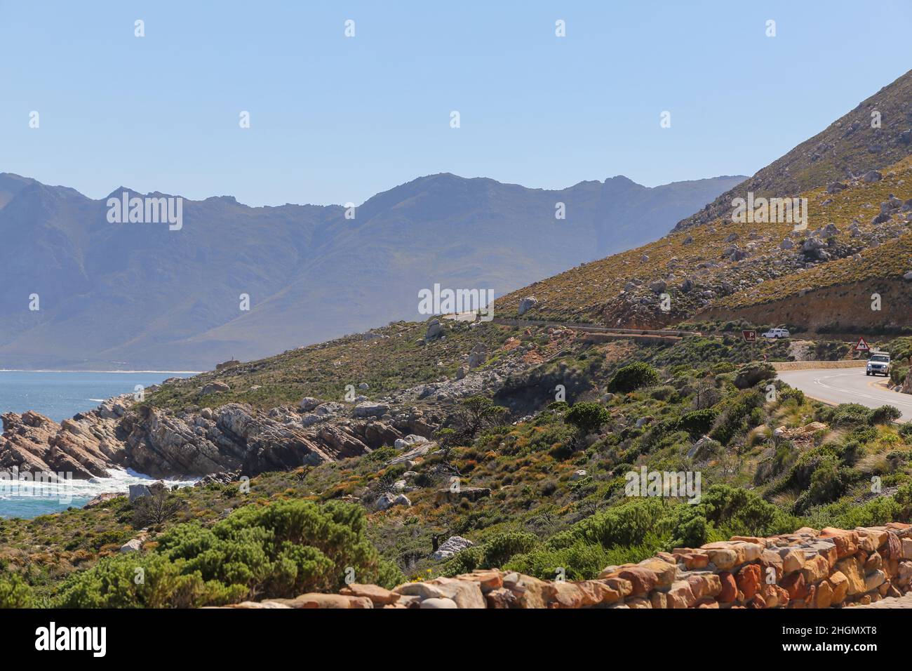 Guarda l'Oceano Atlantico con le montagne sullo sfondo vicino a Rooi-Els nel Capo Occidentale del Sud Africa Foto Stock