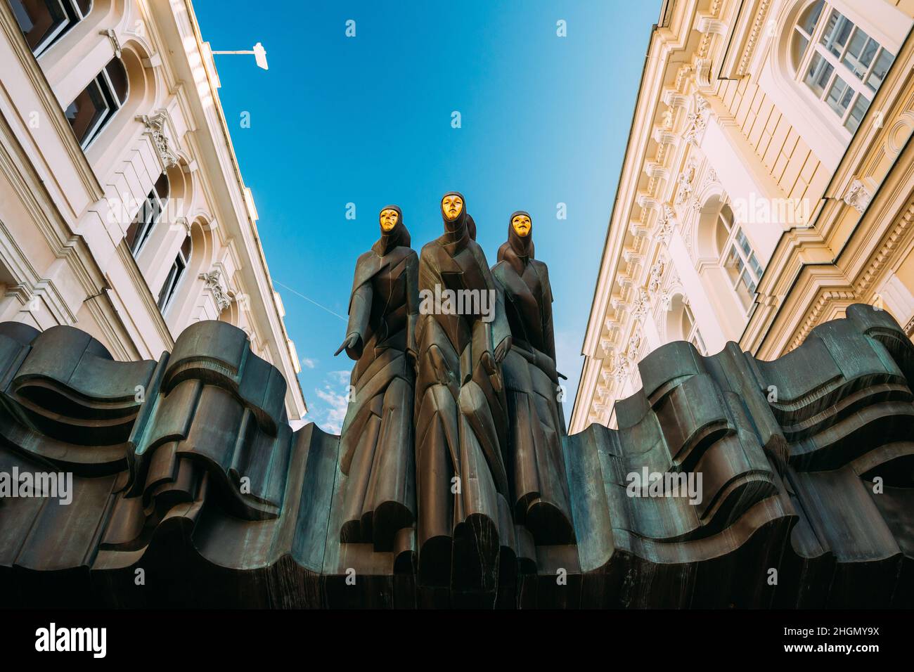 Vilnius, Lituania, Europa orientale. Primo piano della scultura Nera di tre Muse sulla facciata del Teatro Nazionale Lituano, ingresso principale Foto Stock