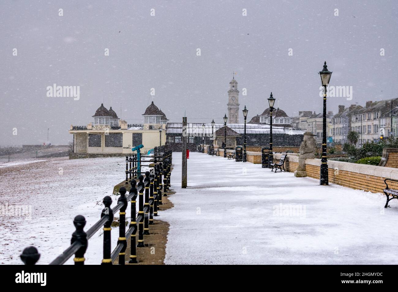 Herne Bay: L'inizio di una doccia pesante neve, guardando a ovest lungo il lungomare nel febbraio 2021. Foto Stock