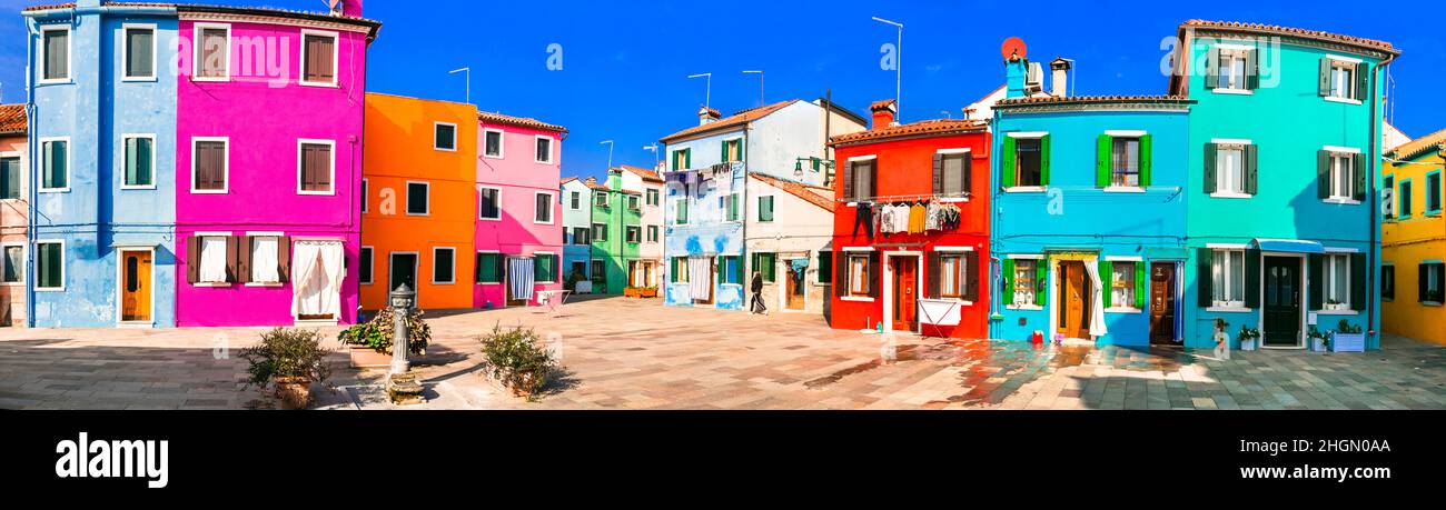Luoghi più colorati (città) - isola di Burano, villaggio con case vivide vicino Venezia, viaggi in Italia e monumenti Foto Stock
