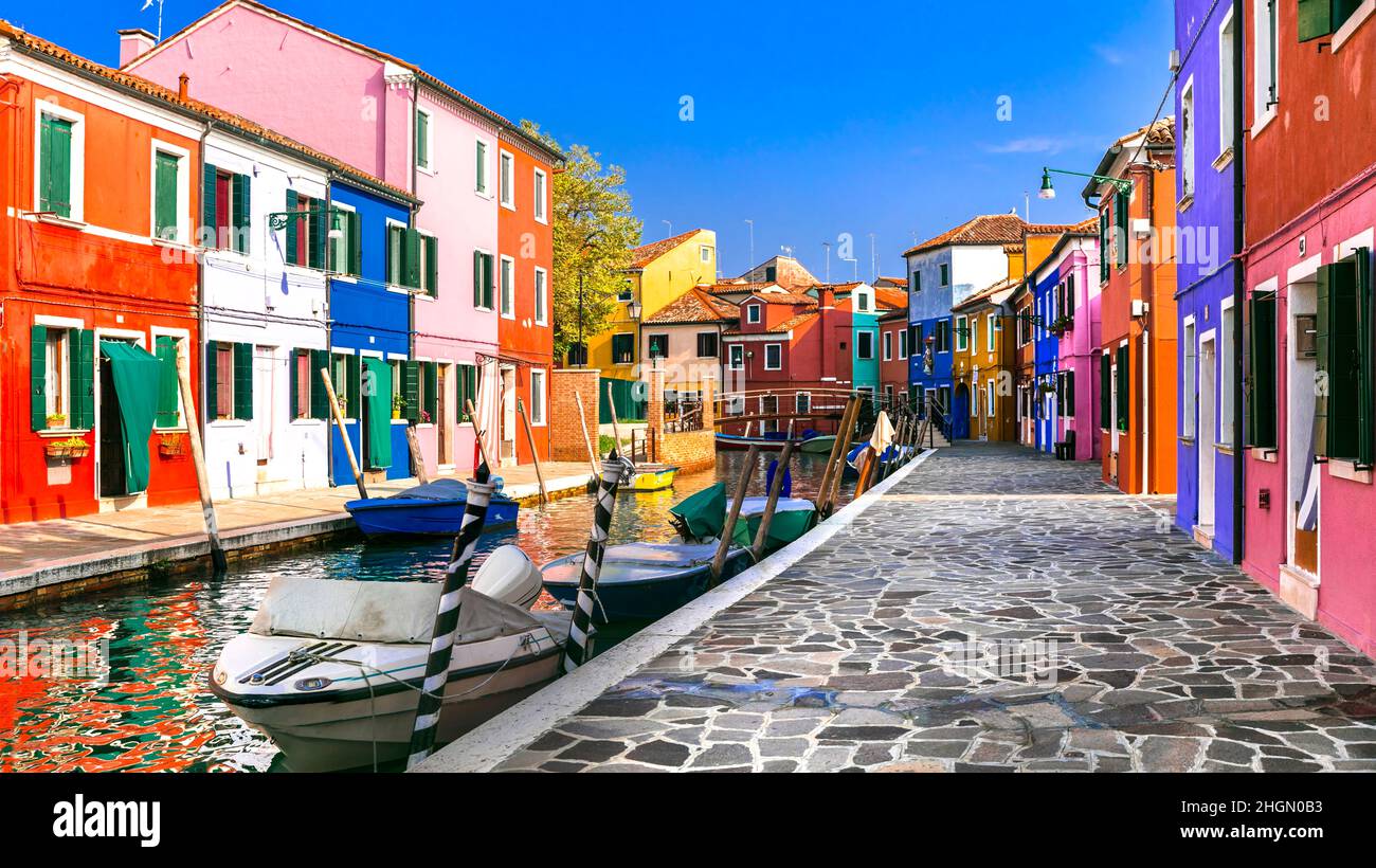 Bella isola di Burano - colorata città di pescatori tradizionale (villaggio) vicino a Venezia. Viaggi in Italia e luoghi di interesse Foto Stock